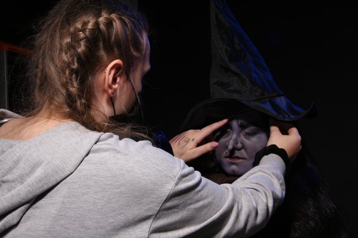 Halloween look van een heks